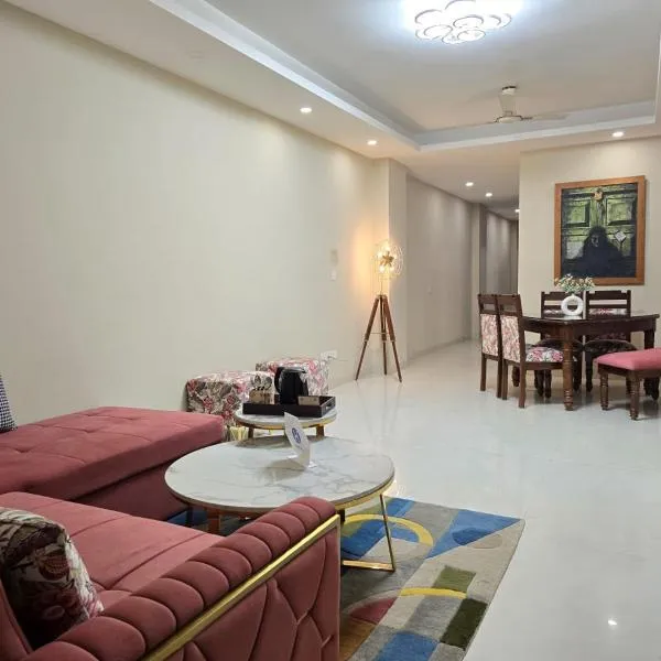 Homlee-Saket Anupam Stylish 3BHK in South Delhi, hôtel à New Delhi