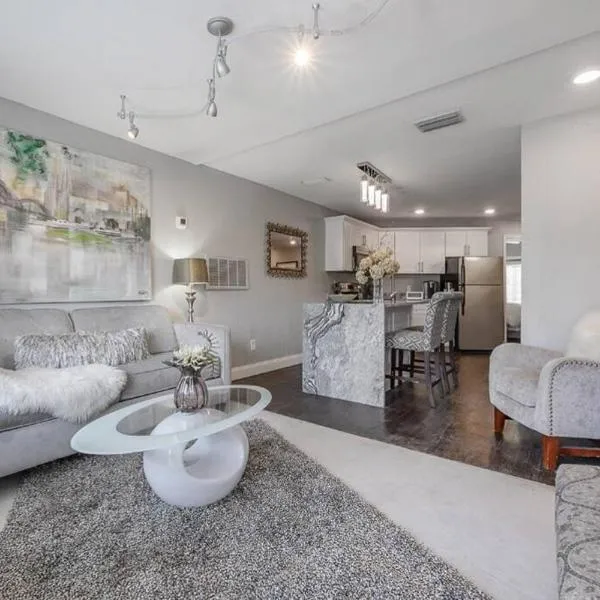 Chic pad in center of Seminole Heights-322, hotel in Tampa