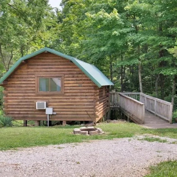 Rustic Cabin with Pool Access, hotell i Bedford