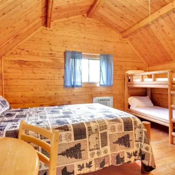 Lovely Rustic Cabin in Bloomington, hotell i Bedford