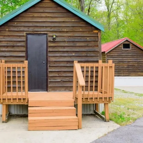 Charming Log Cabin in Bloomington, hotell i Bedford