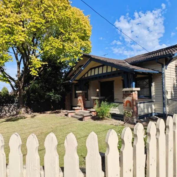 Large 5 bedroom Victorian style house box hill, Hotel in Wantirna