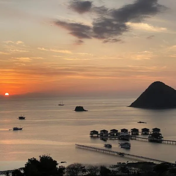 Sunset Hill Hotel, hotel i Labuan Bajo