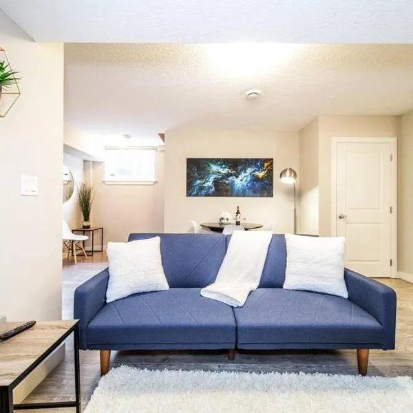 Bright Modern Suite - Netflix - WiFi - Long Stays, hotel in Edmonton