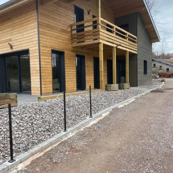 Charmant chalet, spacieux, proche du lac, vue sur la montagne, hotel v destinaci Gérardmer