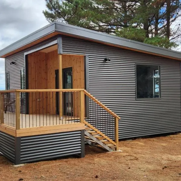 Glossy Black Cabin, hotel v destinácii Parndana