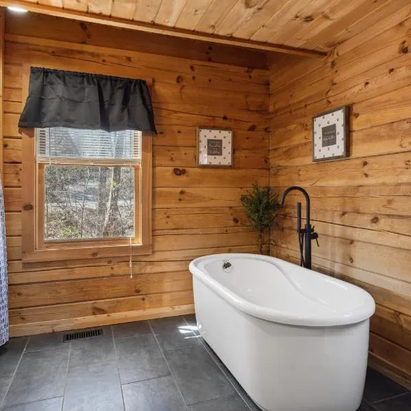 Updated family friendly Cabin, hot tub, near Gatlinburg, Pigeon Forge, Dollywood, ξενοδοχείο σε Sevierville