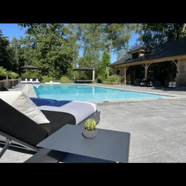 Magnifique chalet en bois avec piscine et jacuzzi, Hotel in Louvain-la-Neuve