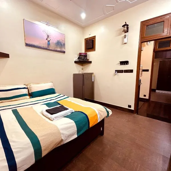 Sumptuous 1BHk Couple friendly, hotel sa Lucknow