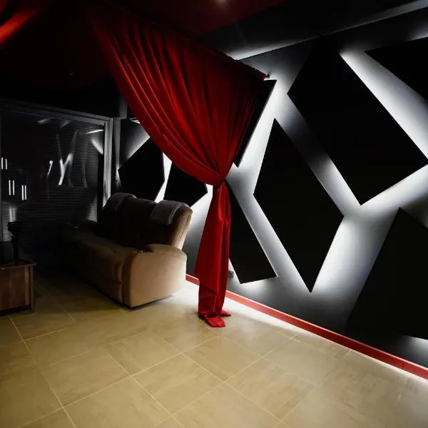 L unique Cinéma Room, hotel in Grenoble