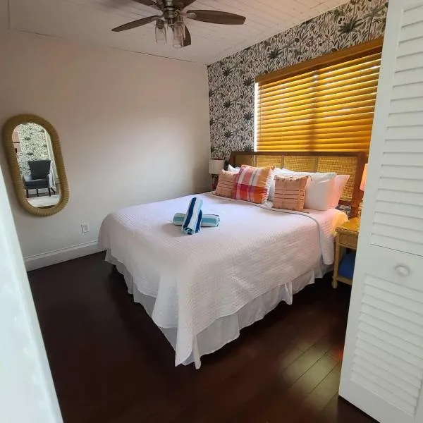 Duval Street Suite w parking and heated pool, hotel Key West