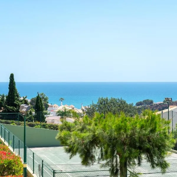 BnB Homes Ocean view Apartment with comfortable Terrace, 2 Swimming pools & Tennis court, hotell i Albufeira