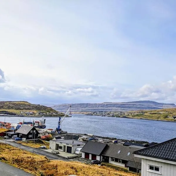 Cozy apartment in Runavík, khách sạn ở Klaksvík