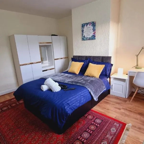 Bright sunny, double bed with garden, TV and Wi-Fi, viešbutis mieste Lidsas