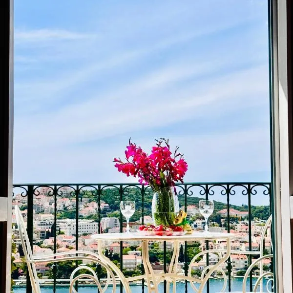 Dalmatian House, spacious stone terraces, balcony , views, hotelli kohteessa Dubrovnik