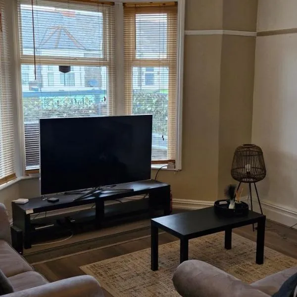 Large Three Bedroom Apartment with Roof Terrace Near City Centre, hotel a Cardiff