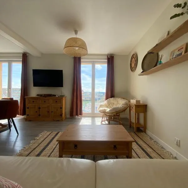 Établissement avec ASCENSEUR, 3 appartements lumineux vue port avec balcon, 200m de la mer, service netflix, WIFI FIBRE, ménage inclus, serviettes et draps, hotel sa Dieppe