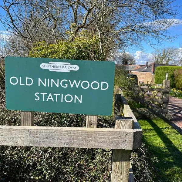 Old Ningwood Station Bed & Breakfast, Ningwood, Isle of Wight PO41 0TG, hotel sa Totland