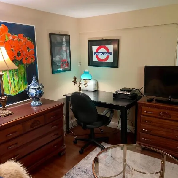 Charming 1-bedroom Basement Close to DC Pets Allowed, khách sạn ở Arlington