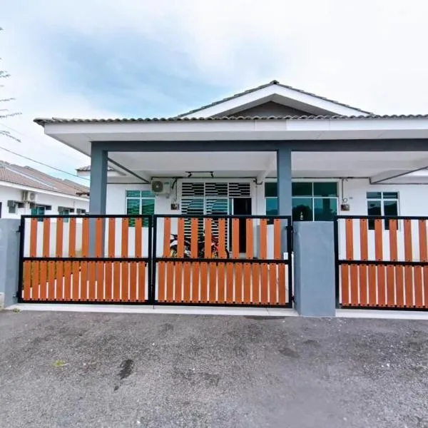 HomeSTAY TAMAN MANJUNG POINT LUMUT PERAK، فندق في لوموت