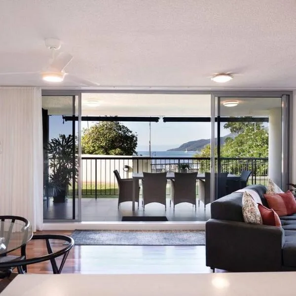 Stylish waterfront apartment, hotel di Cairns