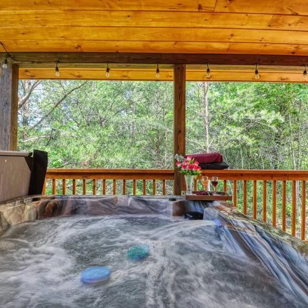 Adventure Retreat/Cabin/Pool+Hot Tub/Game Room+Theater, ξενοδοχείο σε Sevierville