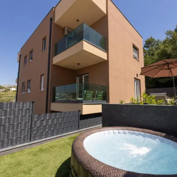 New Modern Apartment in Podstrana With Garden and Jacuzzi, hôtel à Podstrana