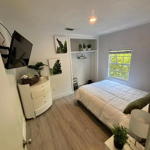 Queen bedroom in best Location! APARTMENT IS SHARED In a 2 rooms apt - Parking, Laundry and Drop Off Lugagge !, hotel di Miami