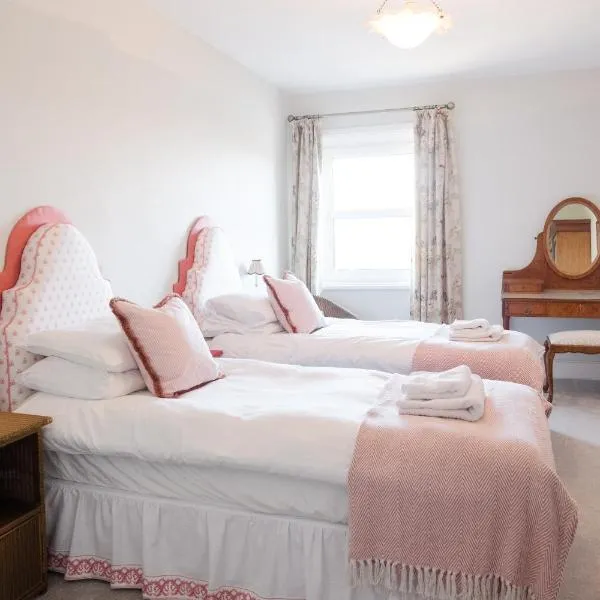 Southsea, Portsmouth - Two Bedroom Apartment - Newly Refurbished Throughout - Treetop Sea Views, hotel v mestu Portsmouth