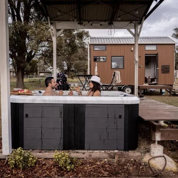 Odyssean Tiny House B by Tiny Away, hotel v mestu Cessnock