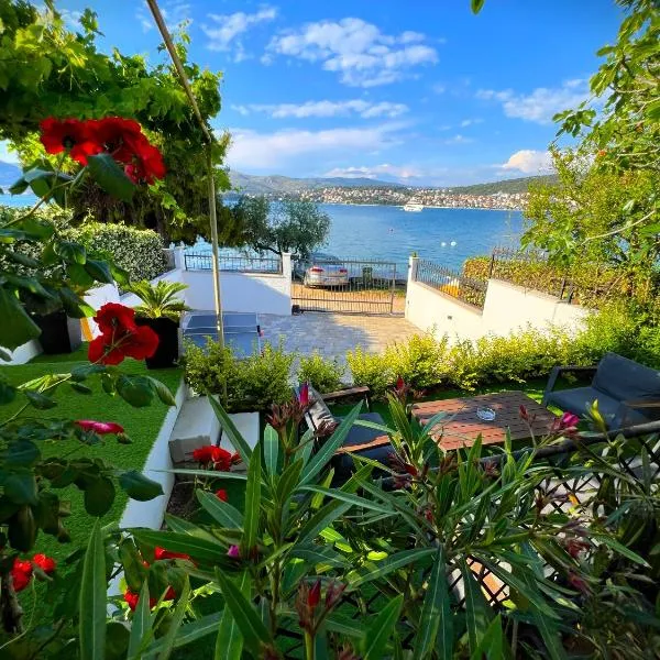 Beach Holiday home with private jacuzzi & parking, hotel en Trogir