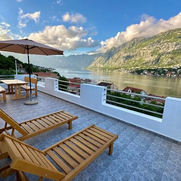 House with big terrace and beautiful sea view, hotel in Tivat