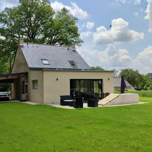 Maison bretonne rénovée à 20 min des plages, parking privé: Vannes'te bir otel