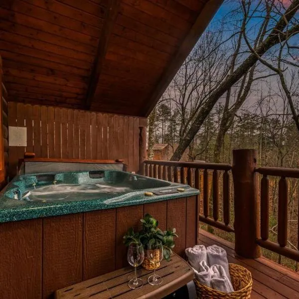 Log Cabin, Hot Tub, Fireplace, Pool Table & Views!, ξενοδοχείο σε Sevierville