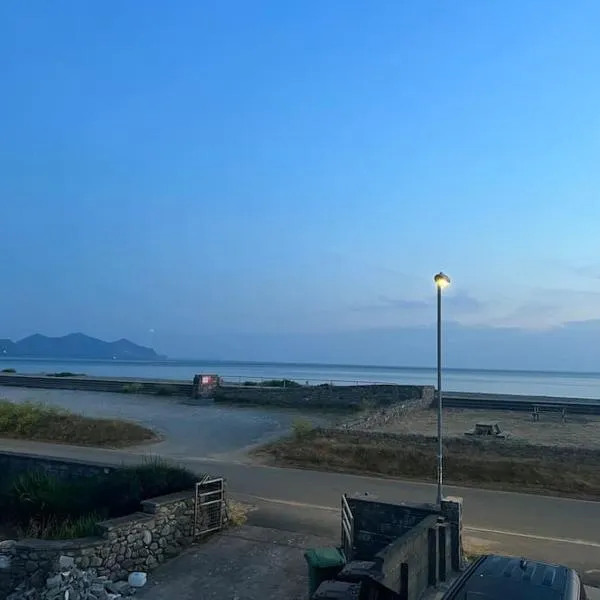 Seafront cottage Dinas Dinlle, hotel sa Caernarfon