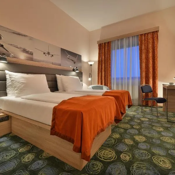 Ramada Airport Hotel Prague, khách sạn ở Kladno