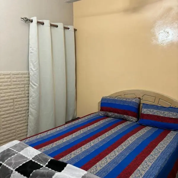 Fully Furnished bedroom with shared bathroom in a villa sharjah, מלון בשארג'ה