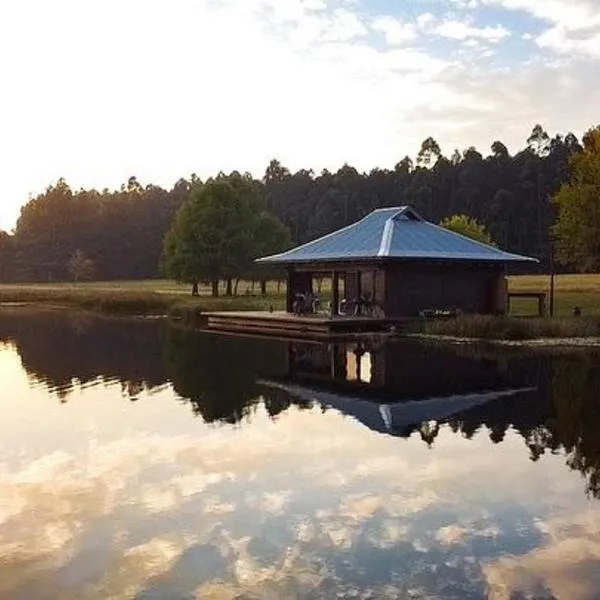 eKuthuleni - Wooden Cabin over the lake, ξενοδοχείο σε Howick