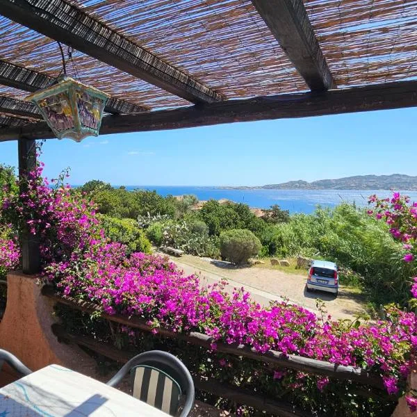 LA TERRAZZA SUL MARE - panoramic cottage overlooking sea and Caprera island in a quiet residential area - 150 mt from the sea, hotel v mestu Palau