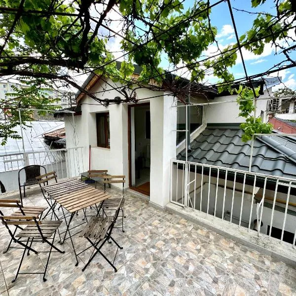 Interbelic house with courtyard and terrace, hotel en București