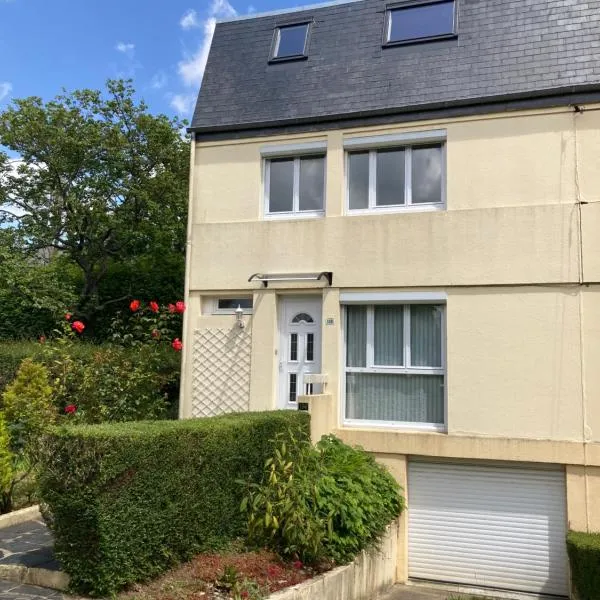 Grande maison avec jardin, hotel v mestu Caen