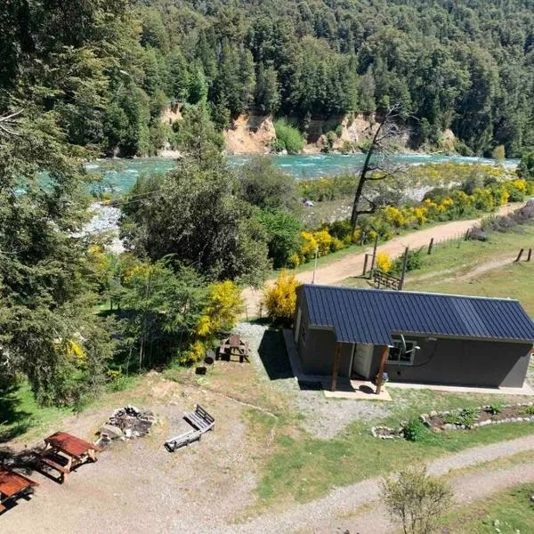 Cabaña Nueva con vista del Rio Azul、エル・ボルソンのホテル