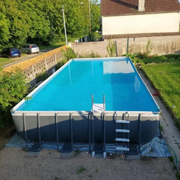 Maison bord de Marne pour 10 personnes avec jacuzzi, hotell i Châlons-en-Champagne