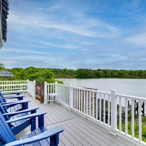 Cozy Narragansett Cottage with Dock and Outdoor Shower, hotel em Narragansett