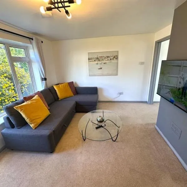 Horizon, 3-Bedroom House, Free Parkings, WiFi, Netflix, Prime location with private garden, Close to Oxford & Blenheim palace, hotel u gradu 'Kidlington'