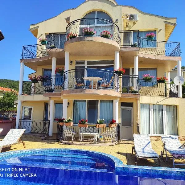 Апартамент на море с собственным бассейном и подземным гаражом, hotel en Sveti Vlas