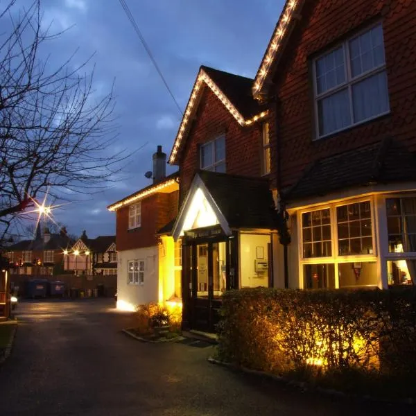 Corner House Hotel Gatwick with bookable Holiday parking, hotel v destinaci Gatwick