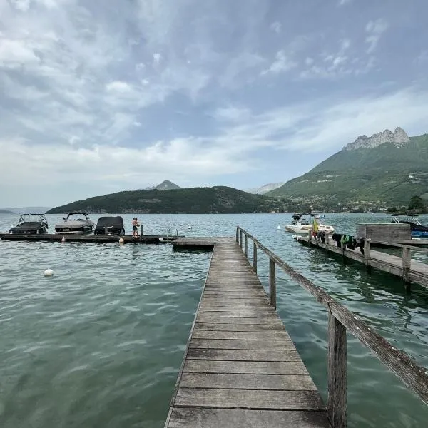 Appartement Le Beach du Lac d'Annecy avec les pieds dans l eau, plage et ponton privé، فندق في دْوا