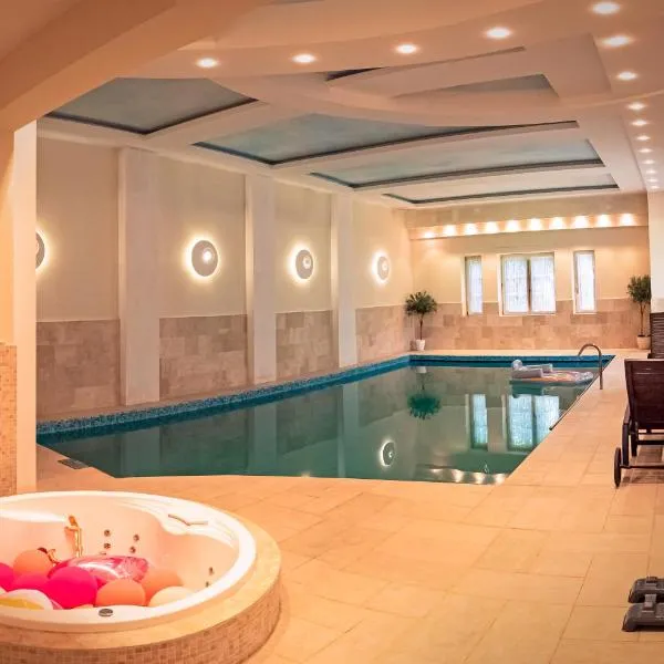 바르샤바에 위치한 호텔 Luxury villa indoor pool Warsaw