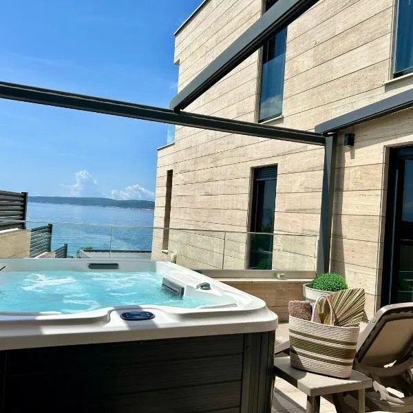 BEACH FRONT VILLA FRAN - DELUXE SEA VIEW SUITE with private jacuzzi # 3、Crikvenicaのホテル